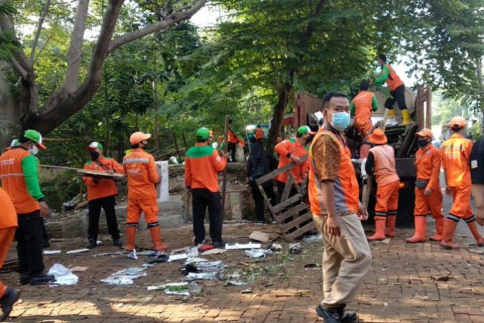 Pemkot Jaksel terjunkan ratusan personil gerebek lumpur di Kali Krukut