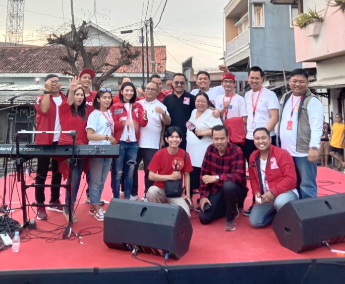 Ketua Umum PSI Giring Ganesha bersama kader PSI Kota Bekasi dan Jawa Barat saat acara Ngamen Bareng di Bekasi