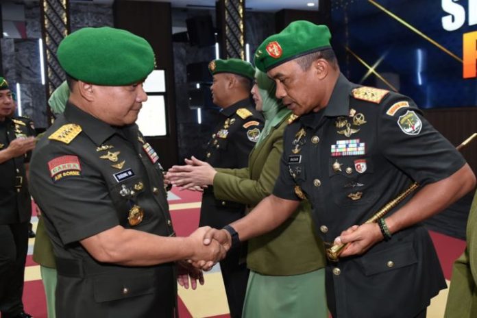 KSAD Jenderal TNI Dudung Abdurachman bersalaman dengan Mayjen TNI Mohamad Hasan.