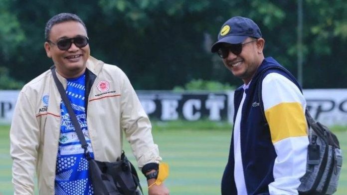 Ketua DPC Ikatan Advokat Indonesia (Ikadin) Jakarta Selatan, Bontor OL Tobing dan Ketua Panitia Turnamen Mini Soccer Ikadin Jaksel Cup 2023, Riesky Indrawan di GSport Arcici Soccer Arena, Jalan Cempaka Putih Barat XVI, Cempaka Putih, Jakarta Selatan pada Minggu (5/3/2023).