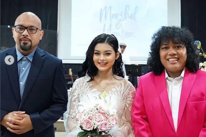 Foto pernikahan komika Marshel Widianto (kanan) dengan Yansen Indiani atau Cesen eks JKT48. Mereka didampingi Pendeta Yerry Pattinasarany (kiri).(Instagram Marshel Widianto)