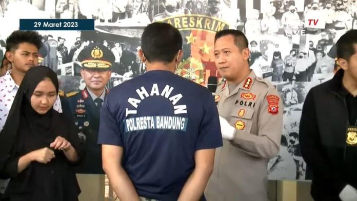 Sosok pelaku berinisial A, yang menjadi tersangka pembacokan mantan Ketua Komisi Yudisial Jaja Ahmad Jayus dan putrinya, Rahmi Dwi Utami alias Tami di rumahnya, Komplek GBA 2 Blok F, Bojongsoang, kabupaten Bandung, Jawa Barat, Selasa (28/3/2023).