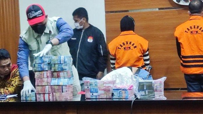 Barang bukti uang hasil korupsi Bupati Meranti