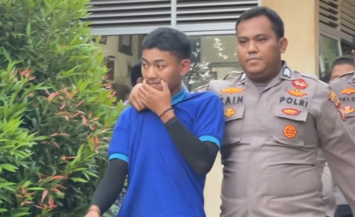 Petugas di Atlantis Ancol dibawa polisi setelah aksinya merekam pengunjung saat mandi kamar bilas.