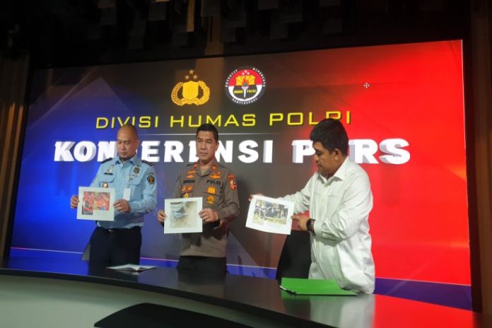 Polri menggelar jumpa pers pengungkapan WNA Uzbekistan jaringan terorisme internasional di Gedung Humas Polri, Jakarta Selatan, Selasa (11/4/2023).