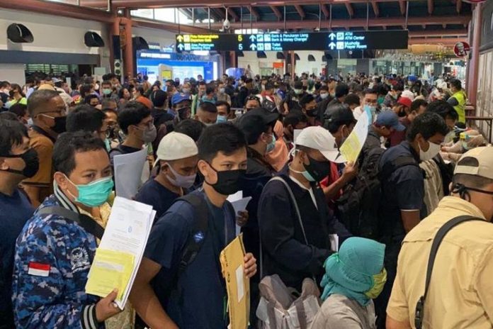 Pemudik di Bandara Soetta