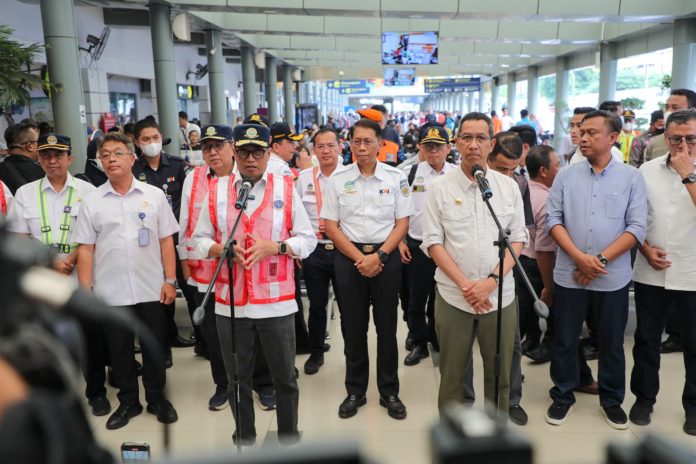 Pj Gubernur DKI Heru Budi Hartono dan Menhub Budi Karya saat meninjau Stasiun Pasar Senen, Minggu (30/4/2023).