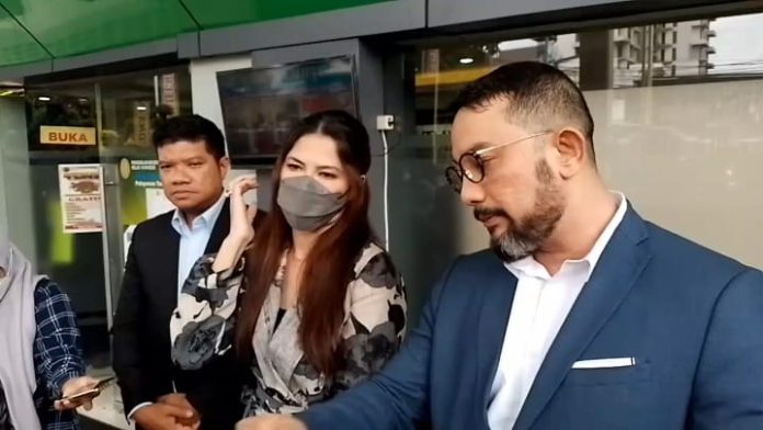 Tamara Bleszynki bersama pengacara di Pengadilan Negeri Jakarta Selatan, Senin (10/4/2023).