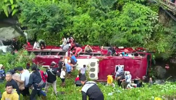 Bus wisata yang membawa rombongan peziarah asa Tangsel masuk jurang di kawasan Objek Wisata Guci, Tegal, Minggu (7/5/2023).