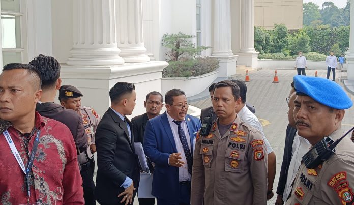 Wakil Ketua Umum DPN Peradi Zaenal Marzuki (jas warna biru) dan Chrisman Damanik (jas warna hitam) diutus mengawasi Muscab DPC Peradi Jaksel di The Tribrata.