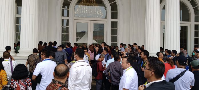 Ratusan advokat Peradi tertahan di luar gedung The Tribrata saat Muscab DPC Jaksel, Senin (29/5/2023).