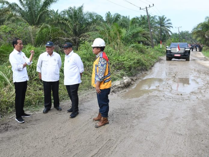 Presiden Jokowi didampingi Menteri PUPR Basuki Hadimuljono dan Seskab Pramono Anung di Labuhanbatu Utara, Sumut.