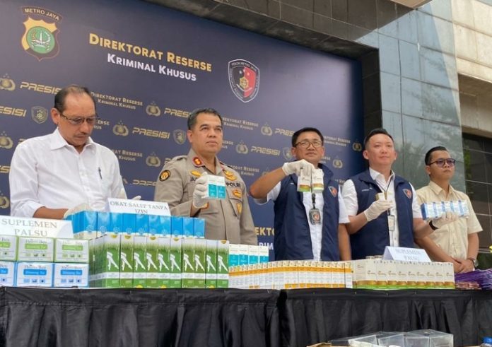 Polda Metro Jaya mengungkap peredarab obat ilegal dan suplemen anak palsu yang dijual di toko online.