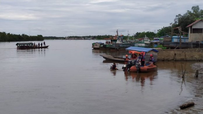 Tim gabung melakukan pencarian Plt Ketua Golkar Mumammad Iqbal yang diduga bunuh diri di Sungai Kapuas, Kalbar, Minggu (14/5/2023).