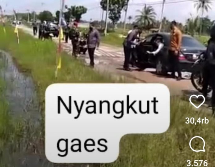 Tangkapan layar mobil Presiden Jokowi nyangkut di jalan berlubang di Lampung Selatan.