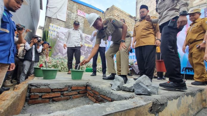 Wali Kota Jakarta Selatan Munjirin meletakkan batu pertama program bedah kawasan di Pela Mampang, Selasa (30/5/2023).