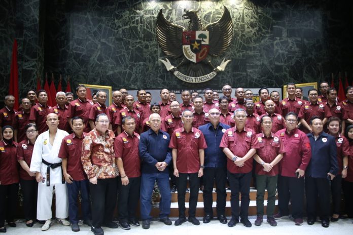 Pj Gubernur DKI Heru Budi Hartono dan Ketua DPRD DKI Prasetio Edi Marsudi bersama jajaran pengurus baru Inkai di Balai Kota DKI Jakarta, Minggu (14/5/2023).