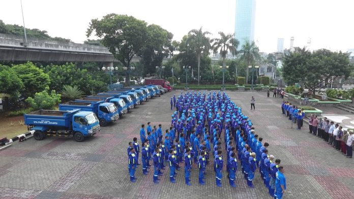 Petugas PJLP atau pasukan biru Sudin SDA Jakarta Selatan.