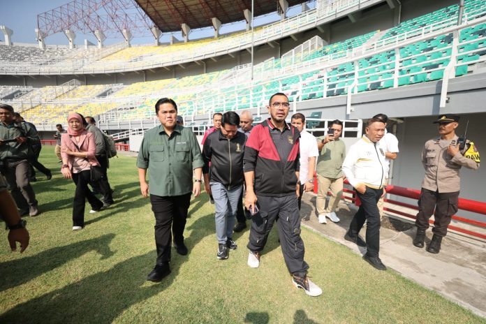 Ketua Umum PSSI Erick Thohir meninjau Stadion Gelora Bung Tomo, Surabaya, Selasa (6/6/2023).