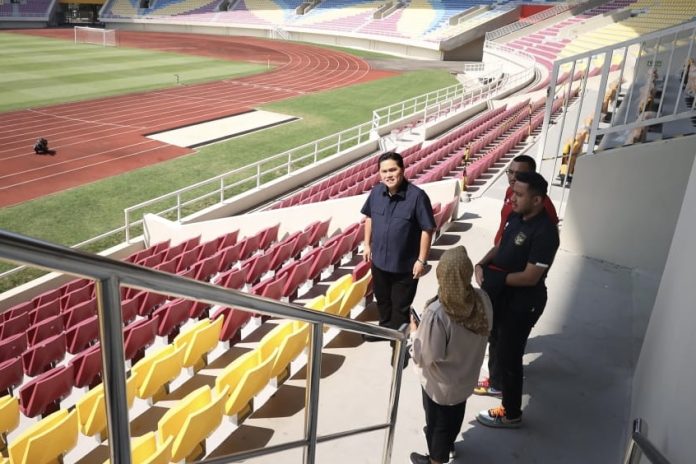 Ketua PSSI Eric Thohir saat mengecek kesiapan Stadion Manahan Solo, Jawa Tengah.