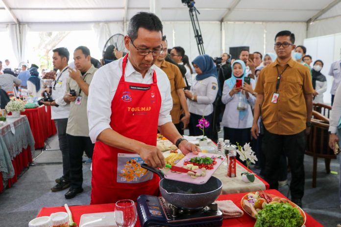 Pj Gubernur DKI Heru Budi Hartono lomba memasak nasi goreng dalam rangka HUT ke 469 Kota Jakarta.