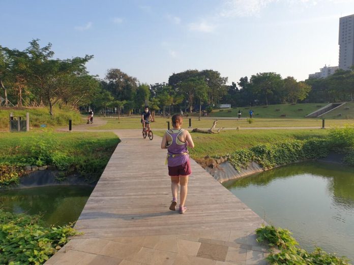 Tempat jogging di hutan kota GBK, Jakarta.