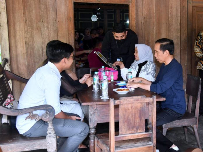 Presiden Jokowi dan keluarga kulineran di Kopi Klotok Kaliurang, Sleman, Yogyakarta.