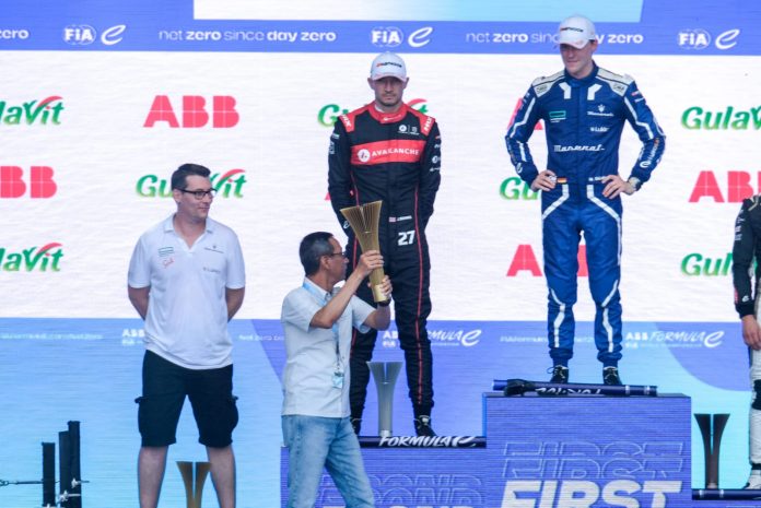 Pj Gubernur DKI Jakarta Heru Budi Hartono menyerahkan piala kepada Max Gunther juara Formula E 2023.