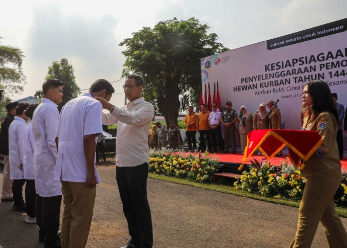 Pj Gubernur DKI Heru Budi Hartono melepas petugas pemeriksa hewan kurban di Jakarta Timur