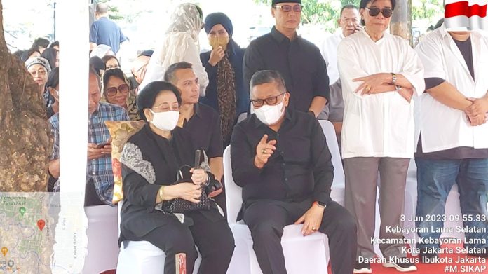 Ketua Umum PDI Megawati Soekarno Putri dan Sekjend PDIP Hasto Kristiyanto hadir di acara pemakaman mertua Puan di TPU Tanah Kusir, Jakarta Selatan.