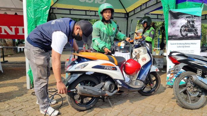 Ojek online mengikuti layanan uji emisi gratis di Ragunan, Jakarta Selatan