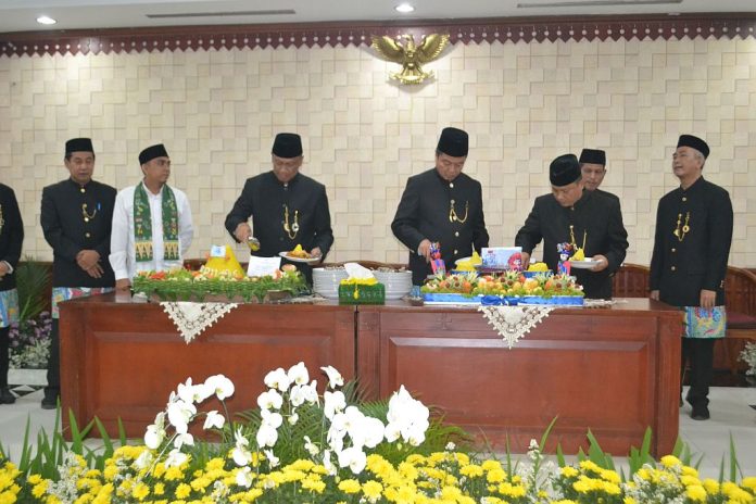 Jajaran Pemerintah Kota Jakarta Selatan potong tumpeng dalam rangka memepringati HUT ke-496 Kota Jakarta.