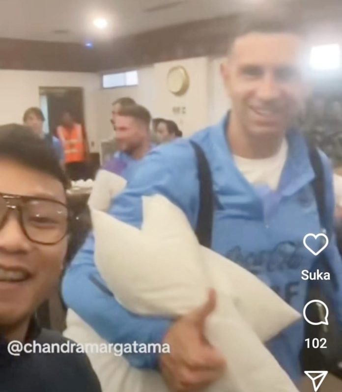 Tangkapan layar Kiper Argentina Martines saat menenteng dua buah bantal