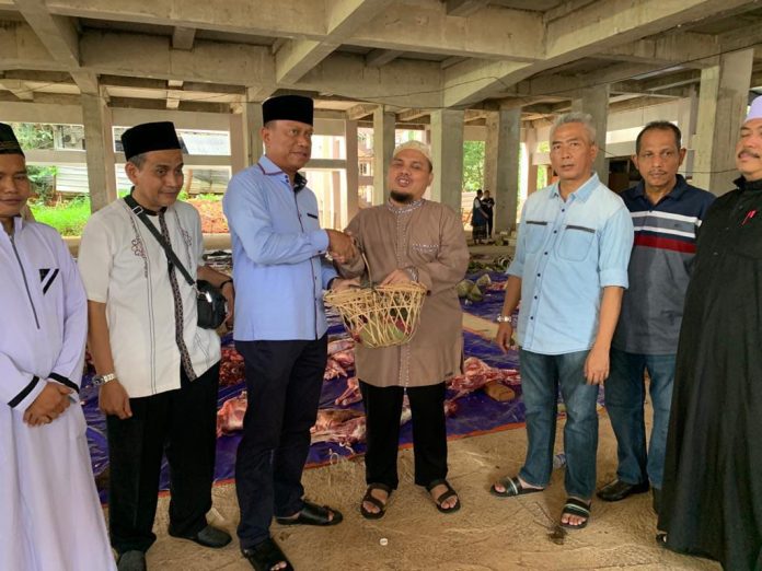 Wali Kota Jakarta Selatan menyerahkan daging kurban kepada Pertuni