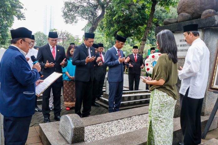 Pj Gubernur DKI Heru Budi Hartono ziarah di makam pimpinan DKI terdahulu, Sabtu (17/6/2023).