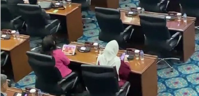 Anggota DPRD DKI Cinta Mega (baju warna pink) saat tertangkap kamera diduga bermain game onlie