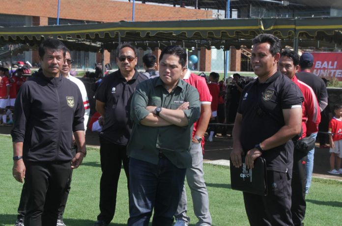 Ketua PSSI Erick Thohir mengintip proses seleksi timnas U-17 di Bali.