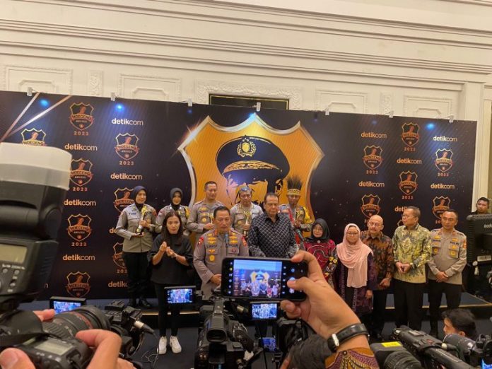 Kapolri Jenderal Listyo Sigit bersama penerima Hogeng Award 2023.