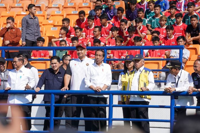 Presiden Jokowi cek stadion Si Jalak Harupat, Bandung.