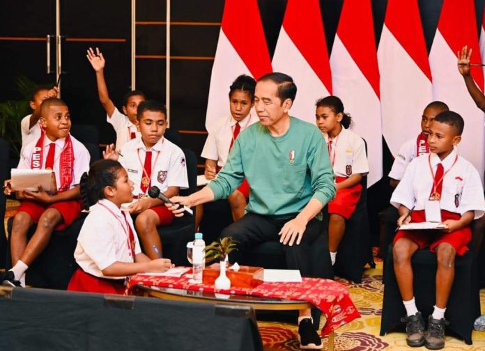 Presiden Jokowi saat ditanya oleh anak pelajar SD di Kota Jayapura, Papua.