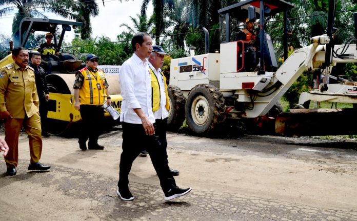 Presiden Jokowi tinjau jalan rusak di Bengkulu.