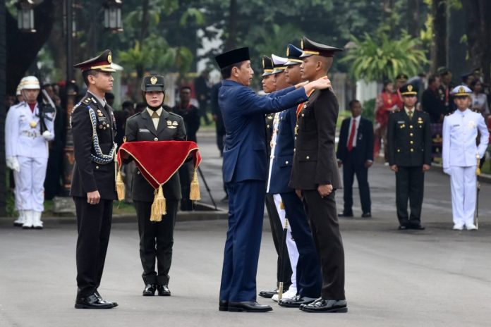 Presiden Jokowi melantik perwira remaja TNI-Polri di Istana Negara, Rabu (26/7/2023).