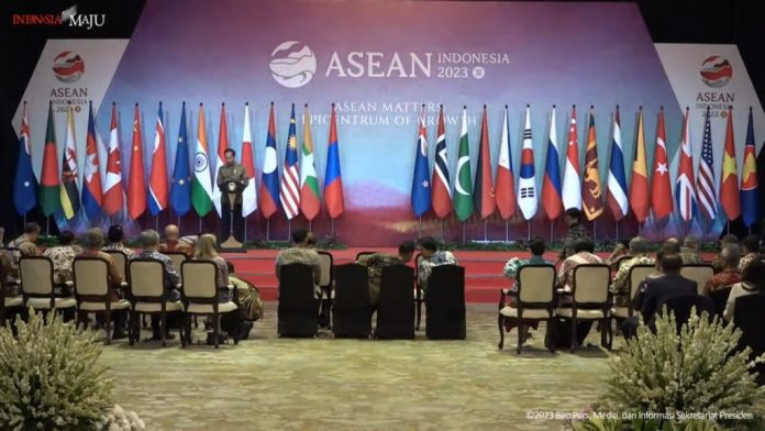 Presiden Jokowi bersama Menlu ASEAN.