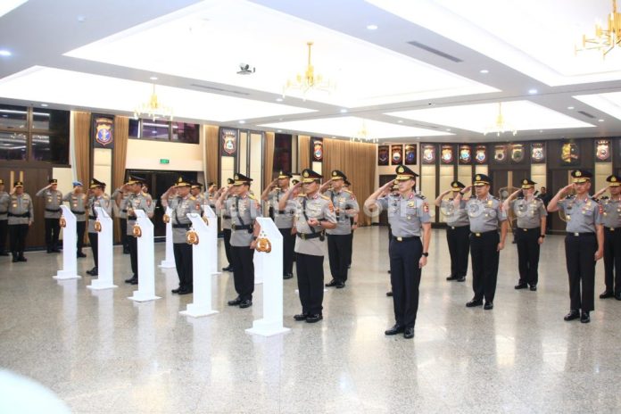 Upacara pelantikan dan sertijab perwira tinggi Polri di Gedung Rupataman Mabes Polri.