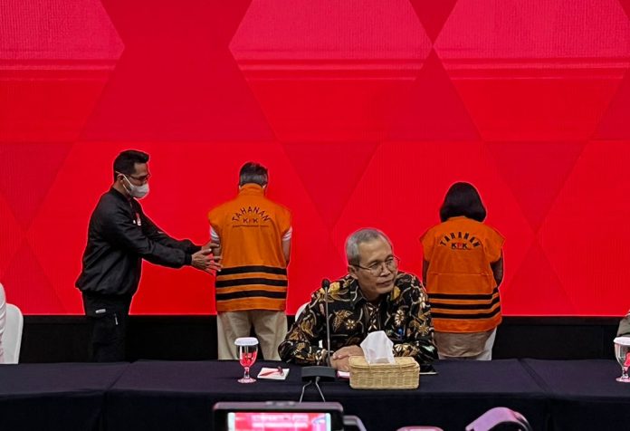 KPK menetapkan lima orang tersangka dalam kasus suap proyek pengadaan Basarnas.