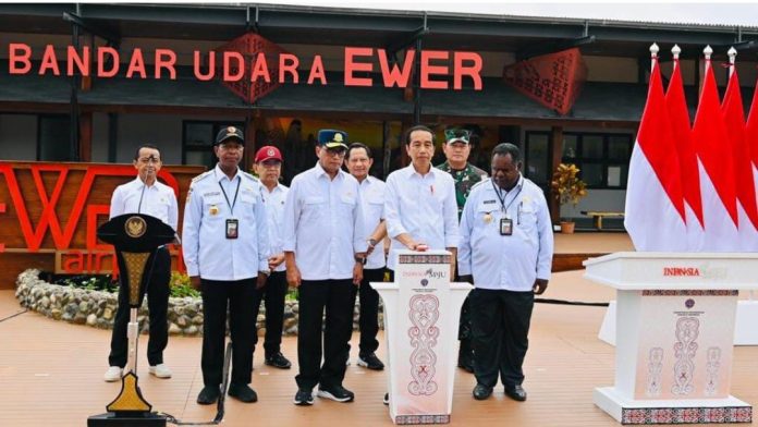 Presiden Jokowi meresmikan Bandara Ewwer di Distrik Agats, Kabupetn Asmat, Papua Selatan.