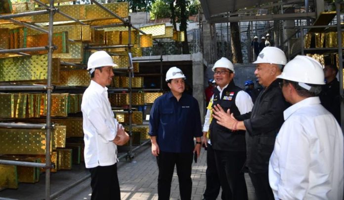 Presiden Jokowi di Workshop Nyoman Nuarta di Bandung.