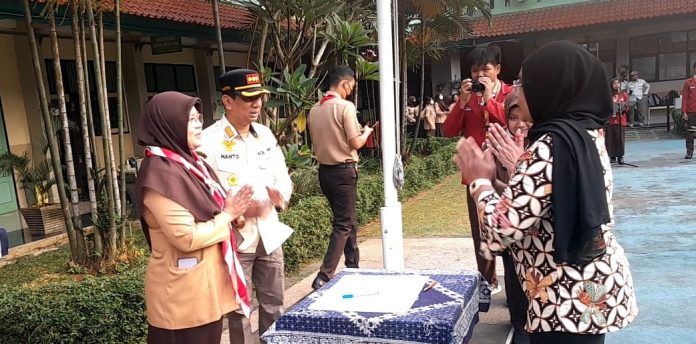 Kepala Satpol PP Jakarta Selatan Nanto Dwi Subekti saat MPLS di SMAN 34 Jakarta.