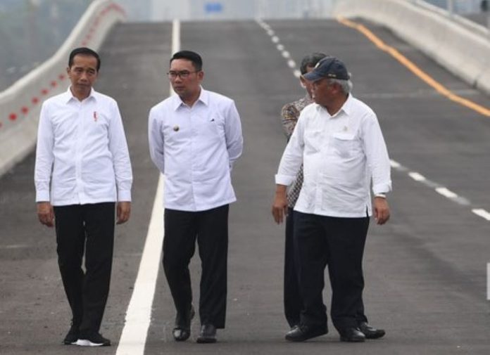 Presiden Jokowi dan Gubernur Jabar Ridwan Kamil saat meninjau pembangunan jalan tol di Jawa Barat.