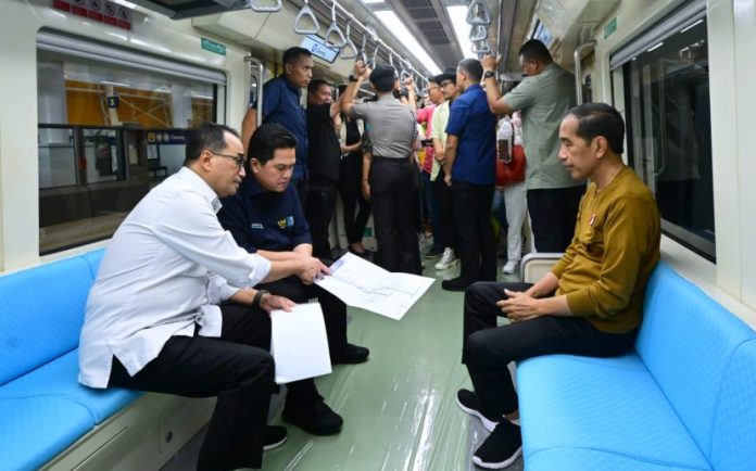 Presiden Jokowi saat menjajal LRT Jabodetabek